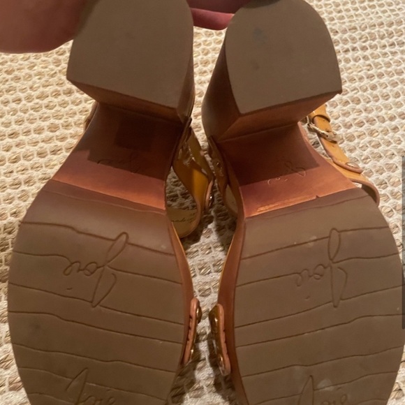 Joie wooden tan platform heels - Picture 5 of 5